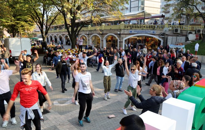 Şehrin "göbeğinde" uluslararası öğrencilerden "obezite" farkındalığı