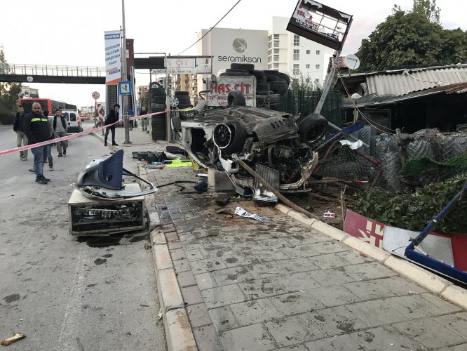 GÜNCELLEME - İzmir'de takla atan otomobildeki 2 kişi öldü, 1 kişi yaralandı