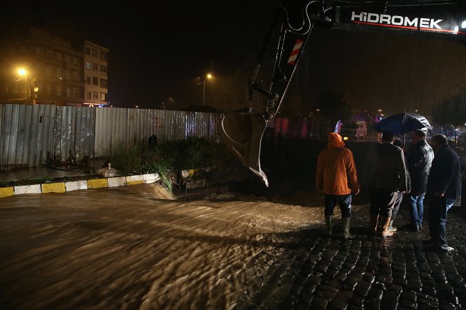 Trabzon'da sağanak yaşamı olumsuz etkiledi