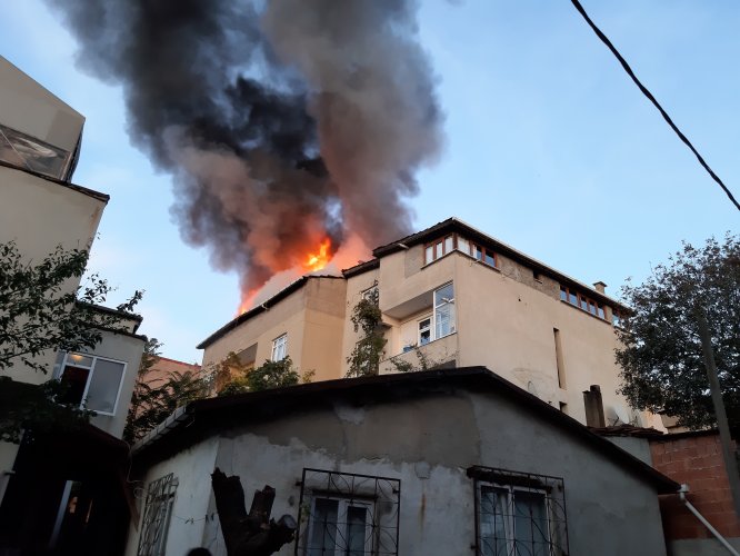 Ümraniye'de çatı yangını