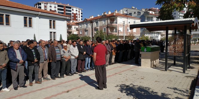 Babası tarafından bıçaklanarak öldürülen genç defnedildi