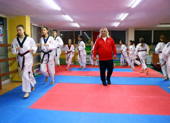 Doktorun tekvandocuları başarıya koşuyor