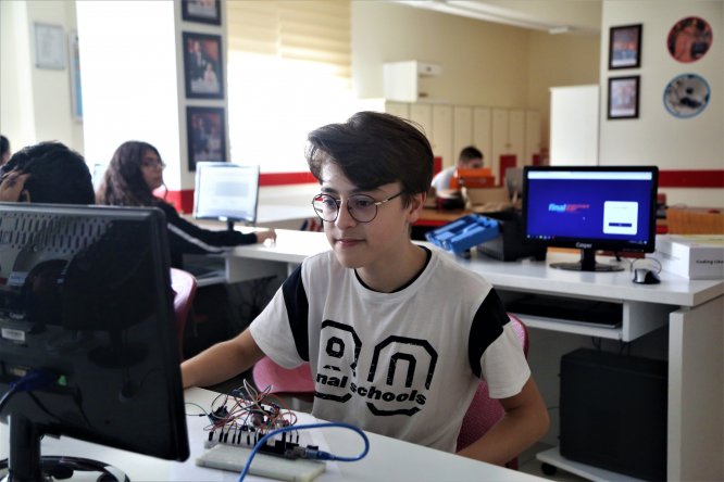 Kalbine bilim ve edebiyat "şifa" oluyor