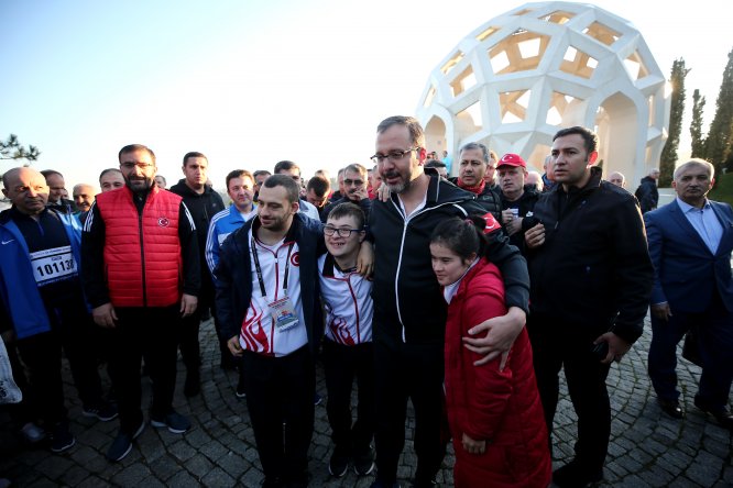 Bakan Kasapoğlu ve milli sporcular, 15 Temmuz Şehitler Anıtı'nı ziyaret etti