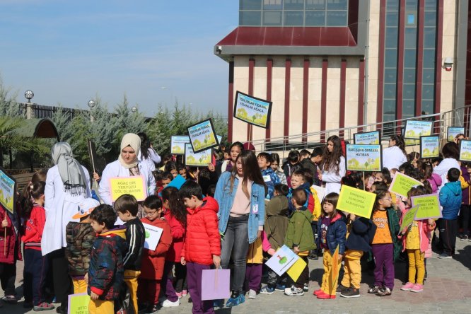 Gölbaşı'nda öğrenciler fidan dikti