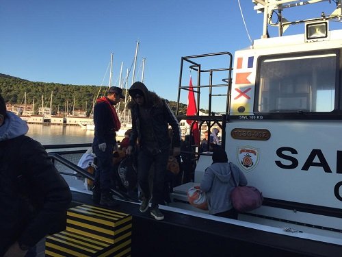İzmir'de 156 düzensiz göçmen yakalandı