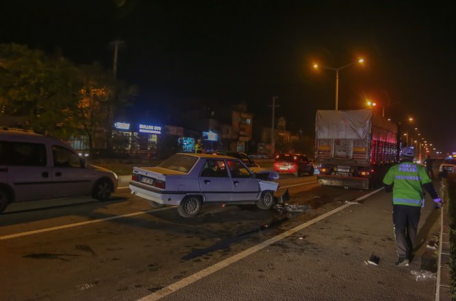 Kütahya'da otomobil tıra çarptı: 5 yaralı