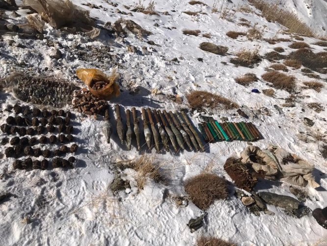 Van'da roketatar mühimmatı ve patlayıcı ele geçirildi