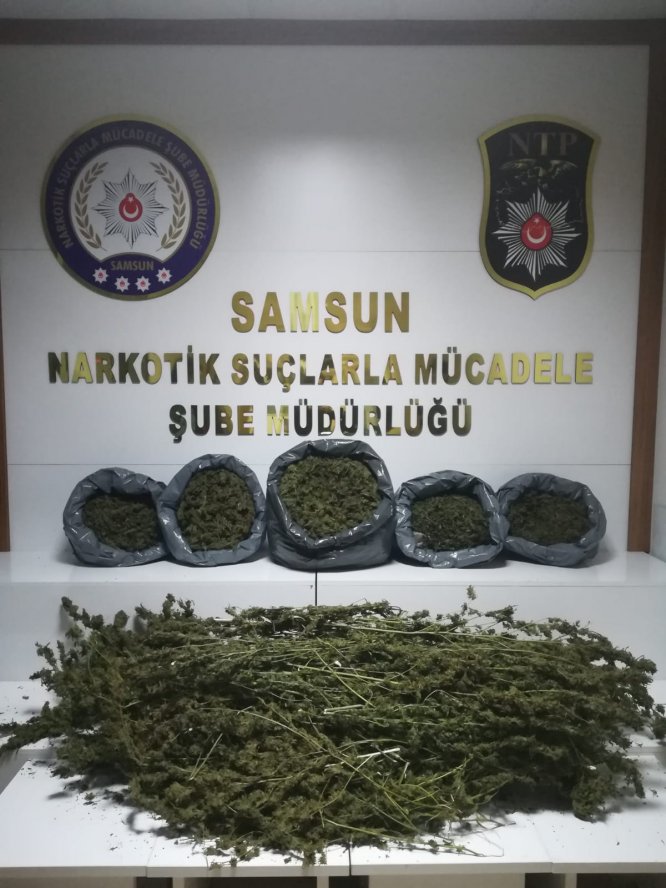 Uyuşturucu operasyonunda anne ve 2 oğlu ile komşuları gözaltına alındı