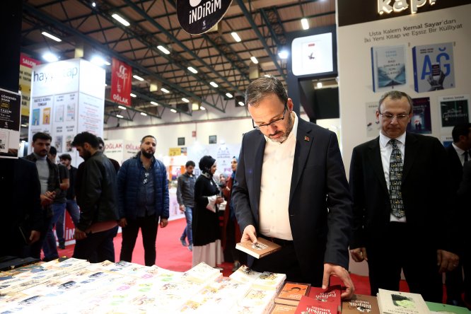 Bakan Kasapoğlu, kitap fuarını ziyaret etti