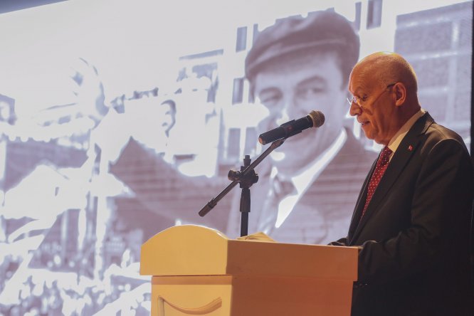 Eski başbakanlardan Bülent Ecevit, Yeni Mahalle'de anıldı