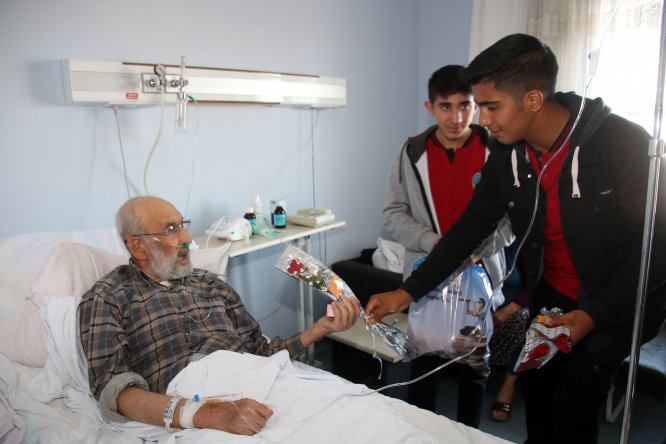 Şarkışla'da öğrencilerden hastalara ziyaret