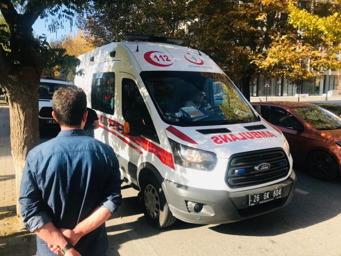 Eskişehir'de direksiyon başında rahatsızlanan sürücü ağaca çarptı