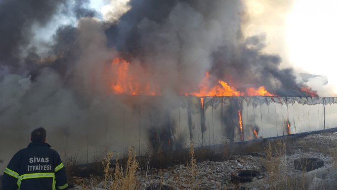 GÜNCELLEME - Sivas'ta fabrikada çıkan yangın kontrol altına alındı