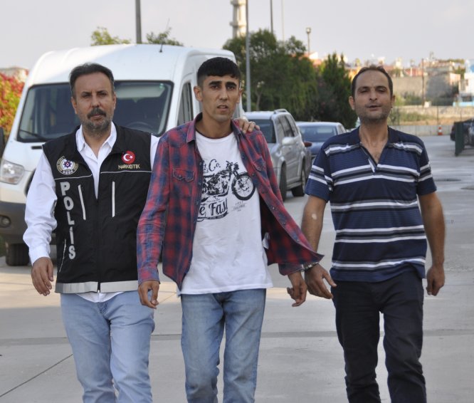 Adana'da uyuşturucu sattığı iddiasıyla 2 şüpheli tutuklandı