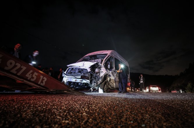 GÜNCELLEME 2 - Bursa'da zincirleme trafik kazası: 2 ölü, 24 yaralı