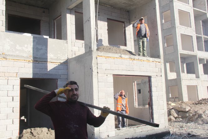 İnşaat işçileri Atatürk'ü asker selamıyla andı