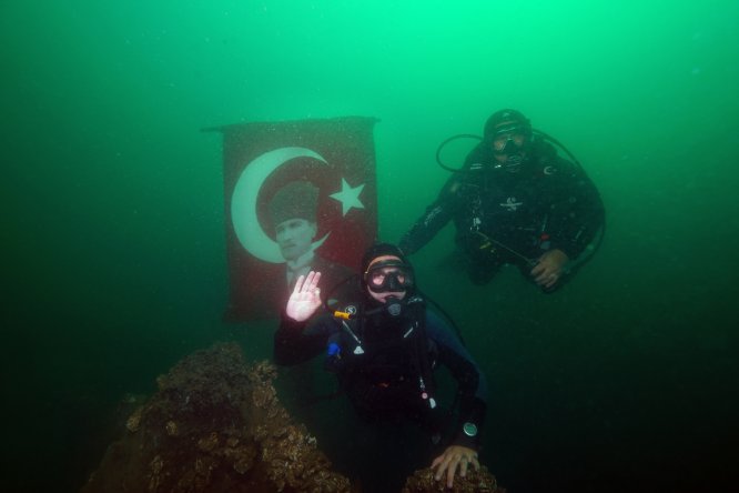 Büyük Önder Atatürk'ü su altında andılar