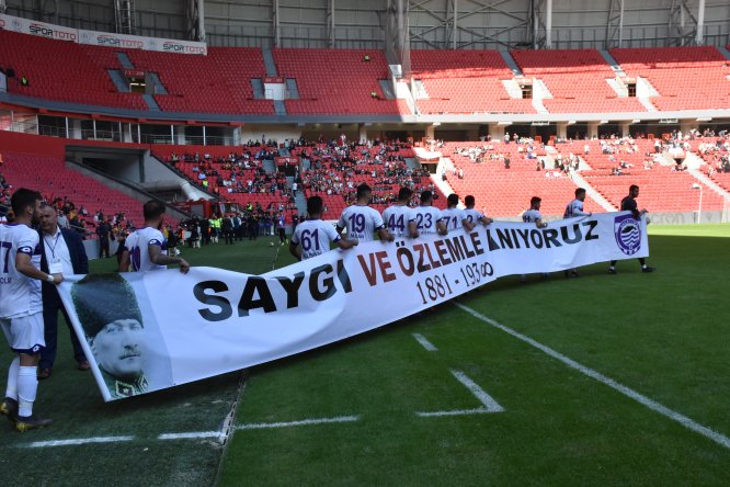 Samsunspor-Hacettepe maçında dakika 09.05'te Büyük Önder Atatürk anıldı