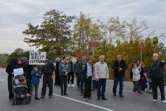 Balıkesir'de geçit isteyen mahalleliler yol kapatma eylemi yaptı
