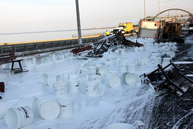 Ordu'da boya yüklü tır devrildi: 1 yaralı