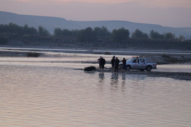 Batman Çayı'na düşen balıkçı aranıyor