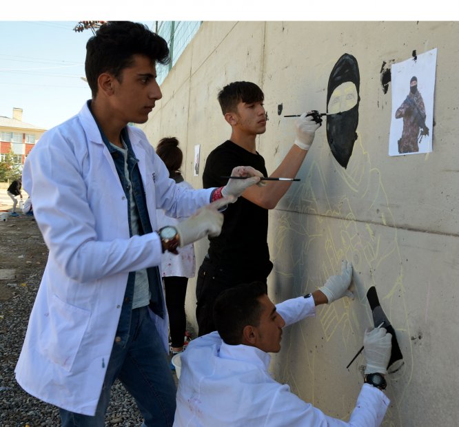 Muş'ta öğrenciler, 57 metrelik güvenlik duvarını resimlerle süsledi