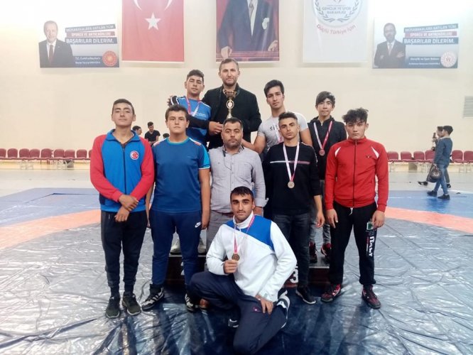 Tomarza Anadolu İmam Hatip Lisesi güreş müsabakalarında il birincisi oldu