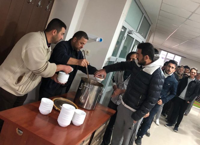 Üniversite öğrencileri Mevlid-i Nebi Haftası için sabah namazında buluştu