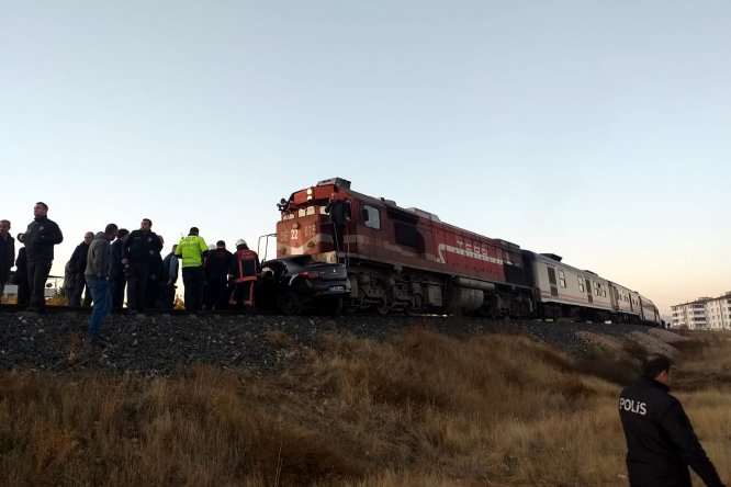 GÜNCELLEME - Elazığ'da hemzemin geçitte kaza: 2 ölü, 1 yaralı ÖLÜ SAYISI GÜNCELLENDİ