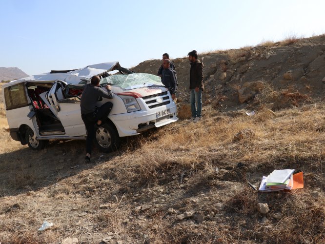 Diyarbakır'da öğrenci servisi şarampole devrildi: 1'i ağır 9 yaralı