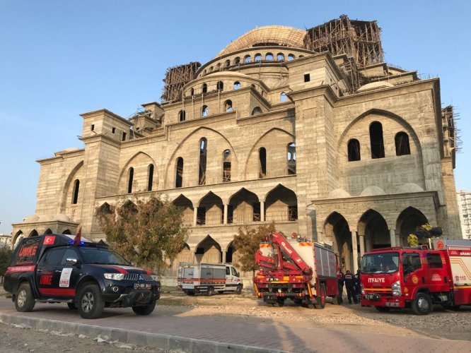 Gaziantep'te cami inşaatında çöken iskelenin altında kalan 2 kişi yaralandı