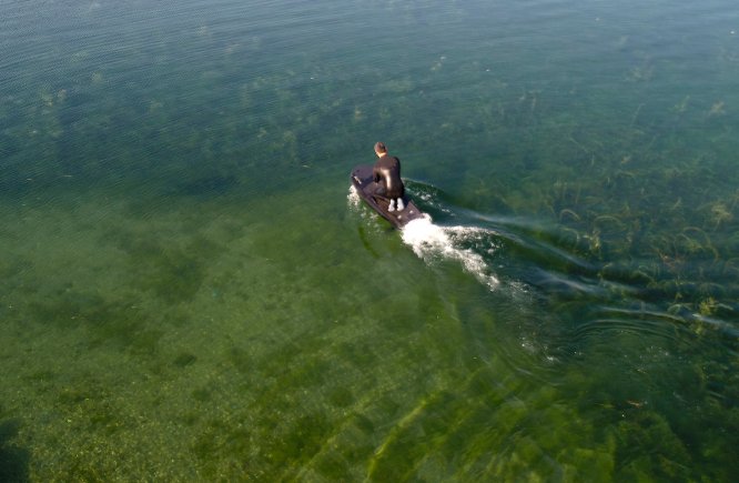 Kenan Sofuoğlu, karadaki hız tutkusunu flyboardla göle taşıdı