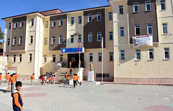 Evinde en fazla kişiyle kitap okuyan öğrenciler ödüllendiriliyor