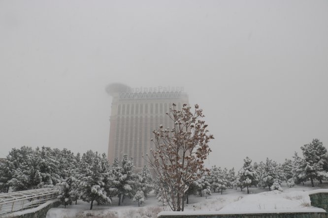 Tahran'da mevsimin ilk kar yağışı yaşamı olumsuz etkiledi