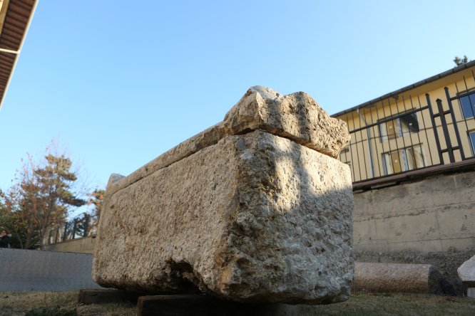 Çorum'da yol yapım çalışması sırasında 2 bin yıllık lahit bulundu