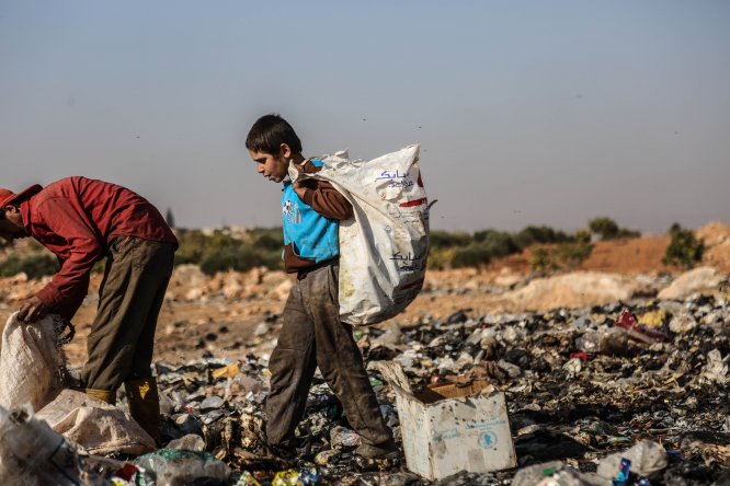 İdlibli çocuklar ekmeklerini çöpten çıkarıyor