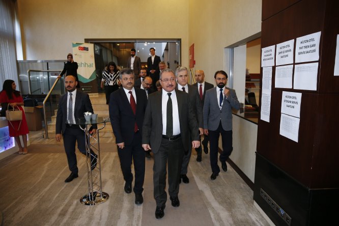 DÜZELTME- "Türkiye'de geçici koruma altındaki 5,8 milyon kişi aşılandı" haberimizin başlığı "Türkiye'de geçici koruma altındakilere 5,8 milyon doz aşı uygulandı" şeklinde değiştirilmiştir.Haberimizi düzelterek yeniden yayıml