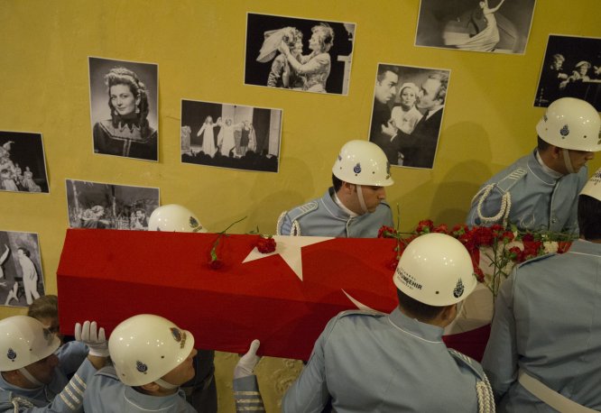 Usta oyuncu Yıldız Kenter için Kenter Tiyatrosunda tören