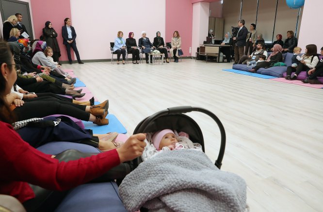 Emine Erdoğan, İlk Adım Ebe Gebe Okulu tanıtımına katıldı