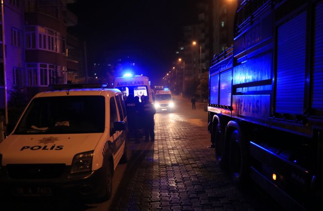 Eşini bıçakla yaralayan zanlı kendini kapattığı evden uzun uğraşlar sonucunda çıkarıldı