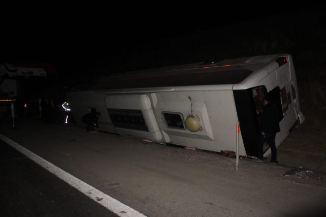 GÜNCELLEME - Osmaniye'de yolcu otobüsü devrildi