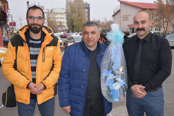 Alışveriş yapan öğretmene 15 yıl önceki öğrencilerinden sürpriz