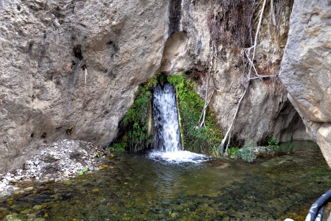 Bilecik'te kayaların içinden çıkan "sıcak su kaynağı" ilgi görüyor