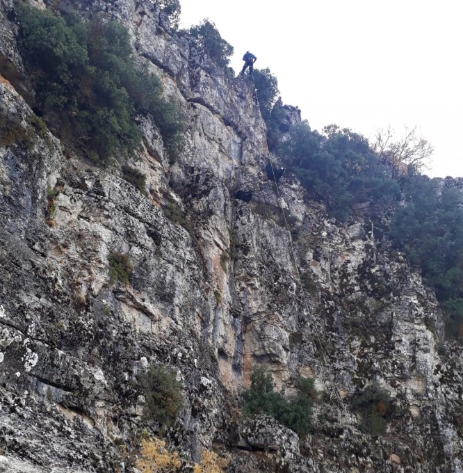 Burdur'da kayalıklarda mahsur kalan keçiler kurtarıldı