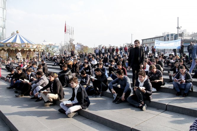 Bursa'da gençler farkındalık için kent meydanında kitap okudu