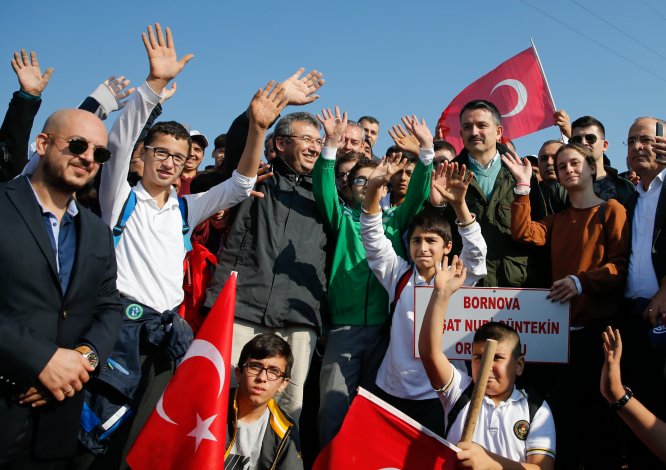 Tarım ve Orman Bakanı Pakdemirli ile Binali Yıldırım, öğretmenler adına fidan dikti