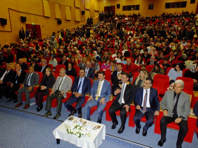 Sivas'ta "Öğretmenler Korosu" konser verdi