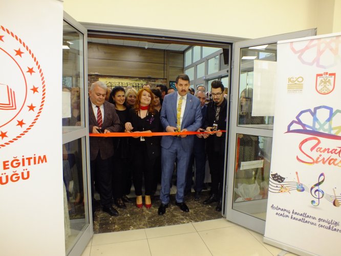 Sivas'ta "Şiddet İnsanlık Suçudur" konulu resim sergisi açıldı