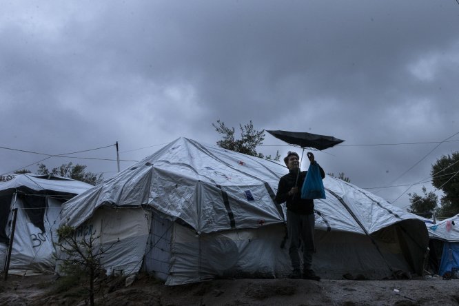 Moria'da binlerce düzensiz göçmen zor koşullarda yaşam mücadelesi veriyor